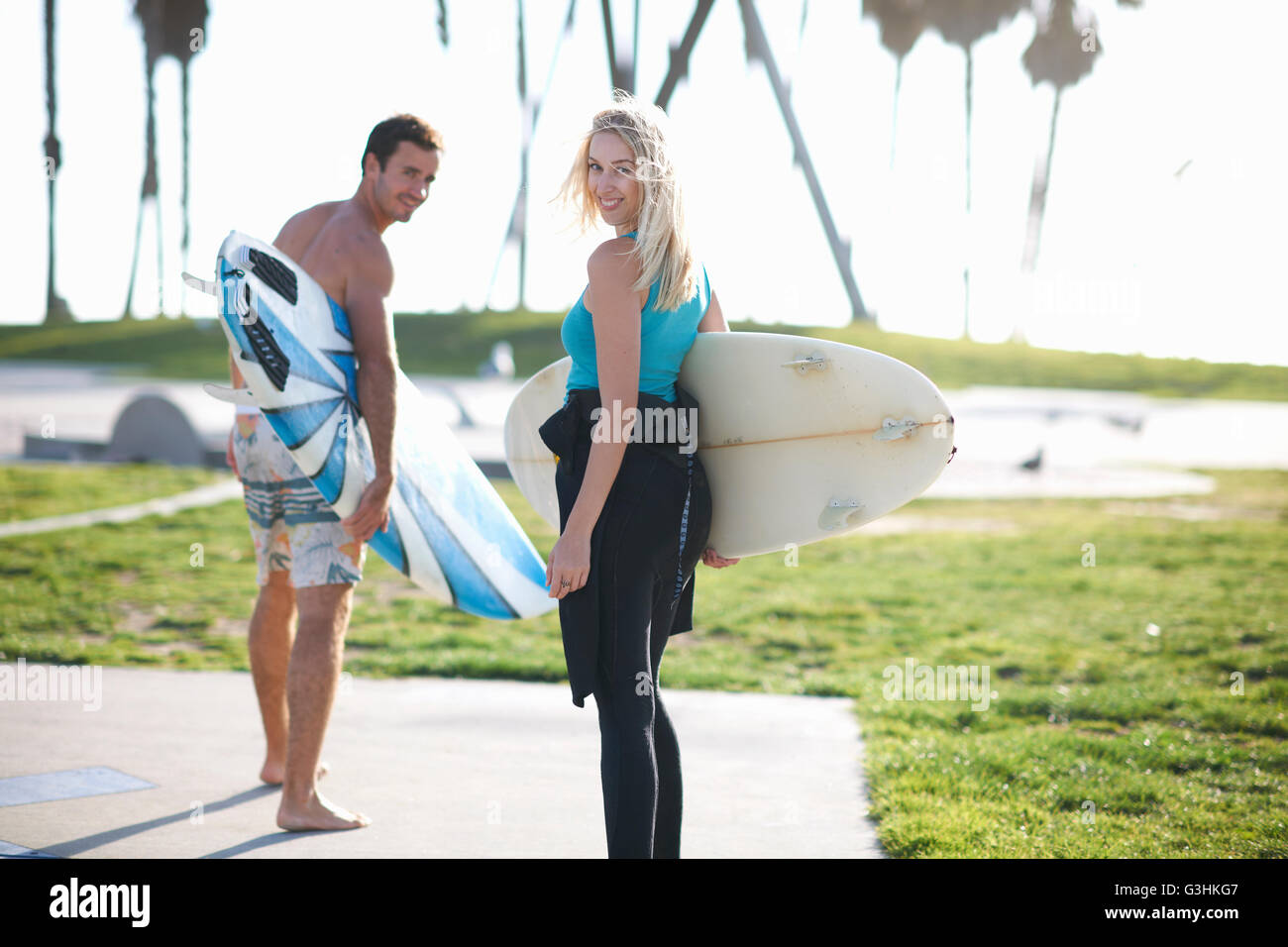 Couple de surf à la recherche de retour à Venice Beach, California, USA Banque D'Images