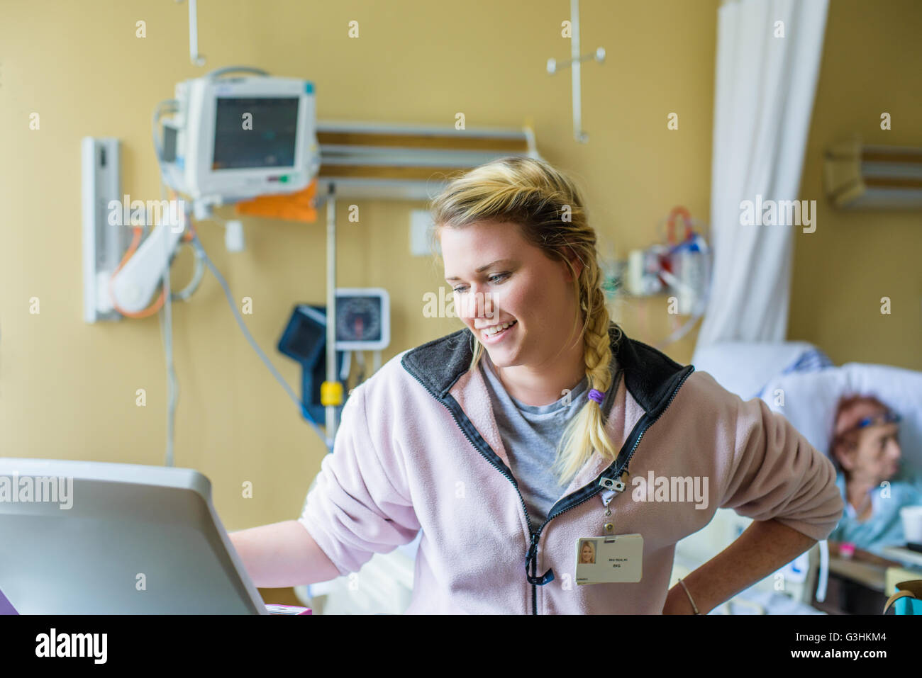 Le personnel de l'hôpital à l'aide d'ordinateur pour l'analyse et le suivi patient Banque D'Images