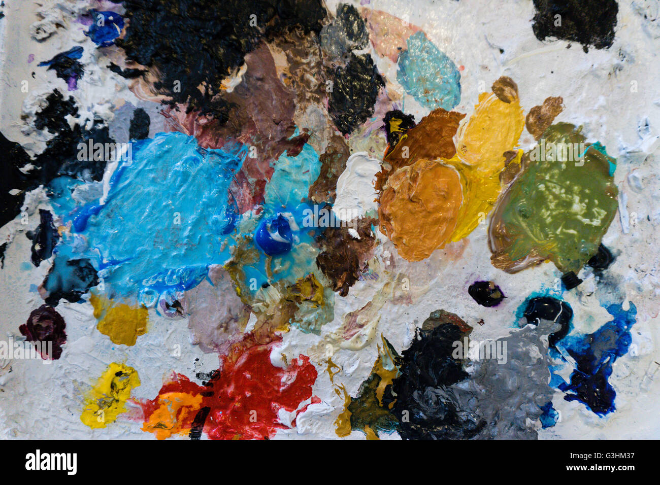 Vue de dessus de la palette de l'artiste avec splodged peinture colorés secs Banque D'Images