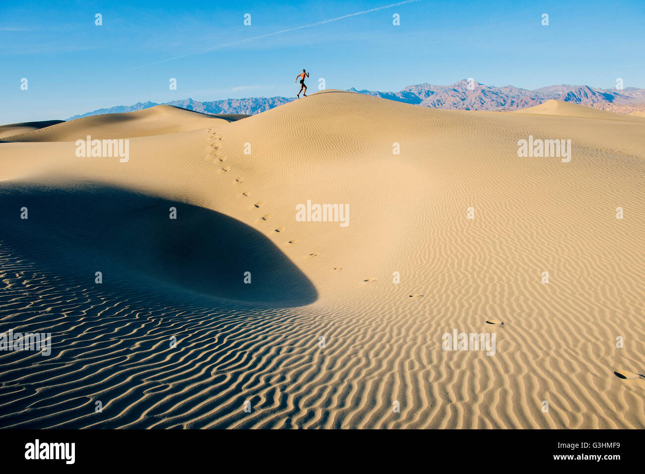 Personne exécutant sur dune de sable, la Death Valley, Californie, USA Banque D'Images