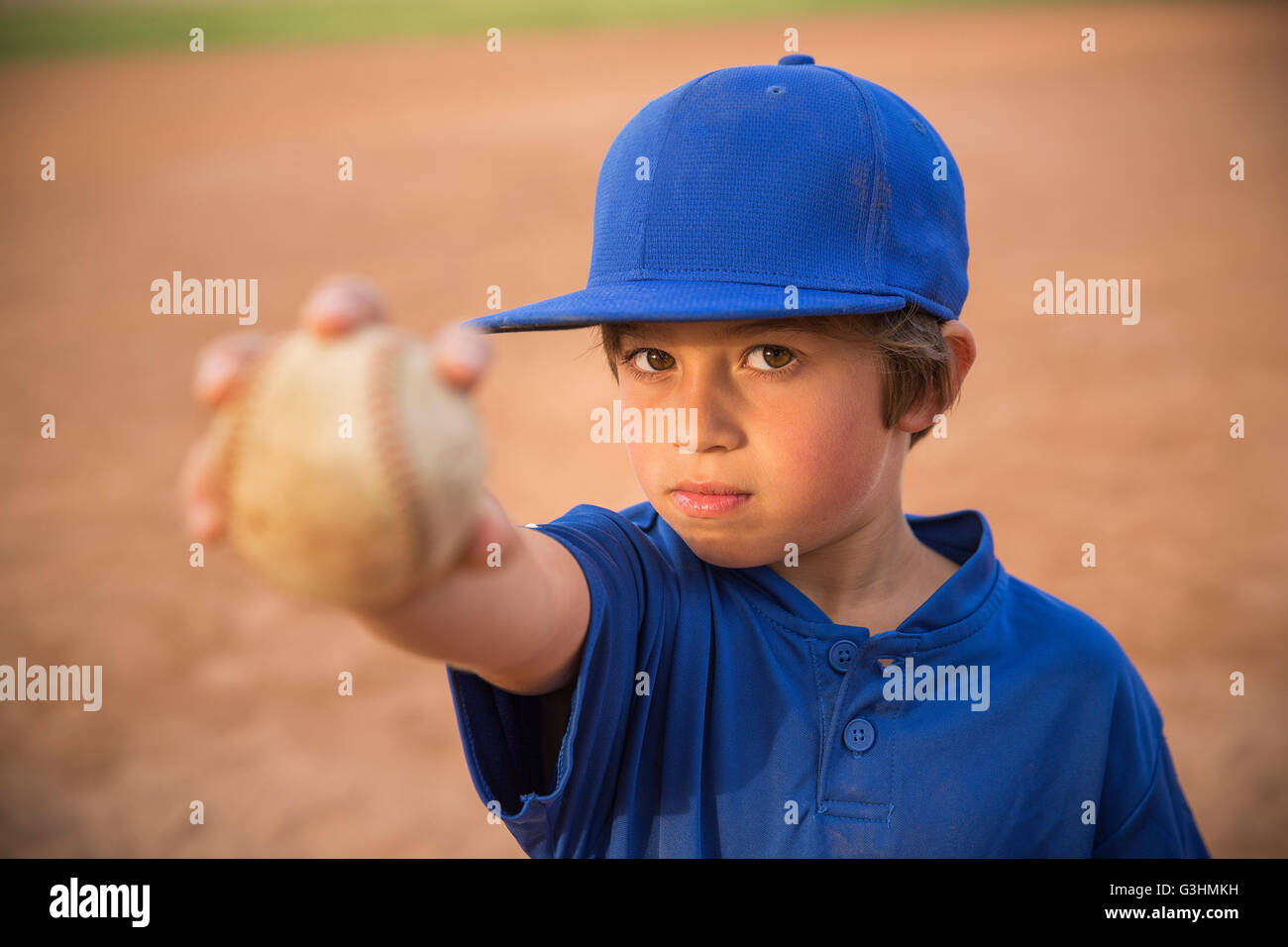 Portrait of boy holding jusqu'à l'entraînement de base-ball Banque D'Images