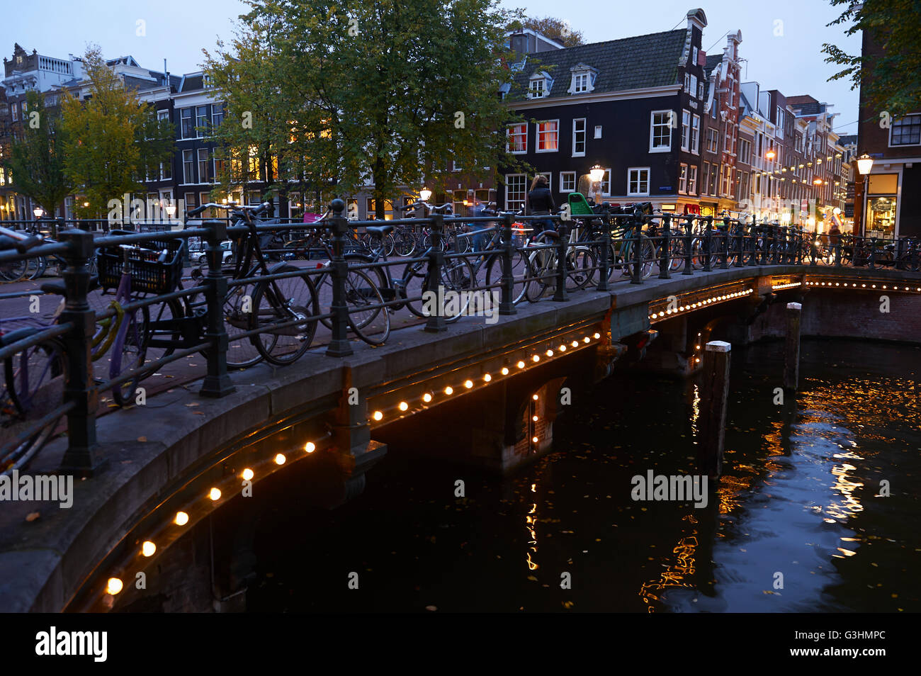 Pont-canal d'Amsterdam au crépuscule, Pays-Bas Banque D'Images