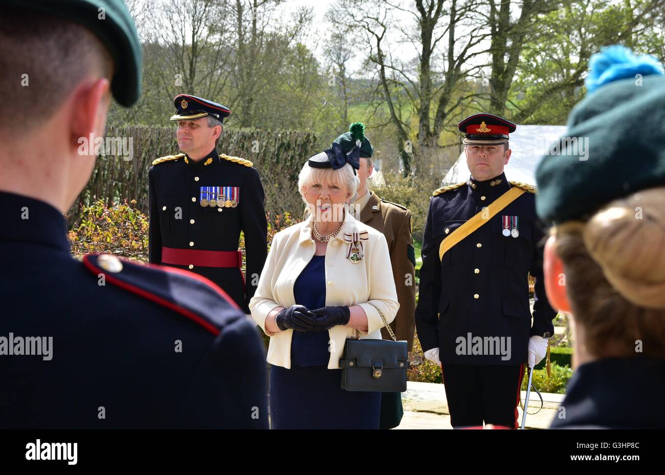 Hillsborough, Royaume-Uni. Apr 21, 2016. Le Lord Lieutenant Mme Finnouala Jay-O'Boyle CBE parle aux invités après le salut a eu lieu au cours d'une salve de 21 a eu lieu dans l'enceinte de la résidence de la Reine d'Irlande, Magazinez Hillsborough Castle pour marquer le 90e anniversaire de Sa Majesté © Mark Winter/Pacific Press/Alamy Live News Banque D'Images