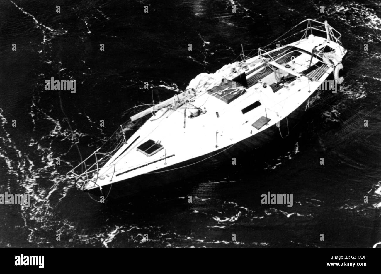 AJAXNETPHOTO 14ème août,1979. Plymouth, Angleterre.- Fastnet Race - AMERICAN CASUALTY. - L'ENTRÉE DE L'AMÉRIQUE DÉMÂTÉ ARIADNE VICTIME DE LA VIOLENTE TEMPÊTE QUI A DÉVASTÉ LA FLOTTE DANS LES 605 KM OCEAN RACE BAUGES dans une mer formée. Quatre DE L'ÉQUIPAGE DU YACHT EST MORT ET QUATRE ont été secourus par le navire. PHOTO:STEVEN PRATT (LA.PHOTO) RNAS Culdrose/AJAXNETPHOTO REF :()YA   1979 ARIADNE USA Banque D'Images