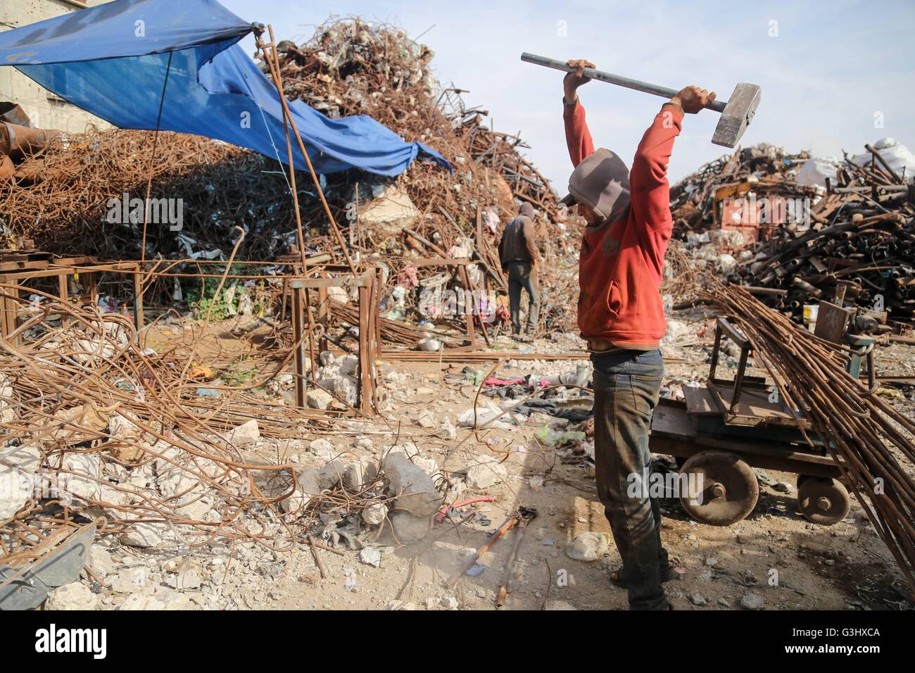 Gaza, la Palestine. 24Th Mar, 2016. Travailleur palestinien travaille dans un atelier de ferraille. Ces chutes sont la compression avant de vendre au marché. Et la plupart sont prises dans les maisons qui sont détruites durant la guerre sur Gaza en 2014. © Mohammed Al Hajjar Rover/Images/Pacific Press/Alamy Live News Banque D'Images