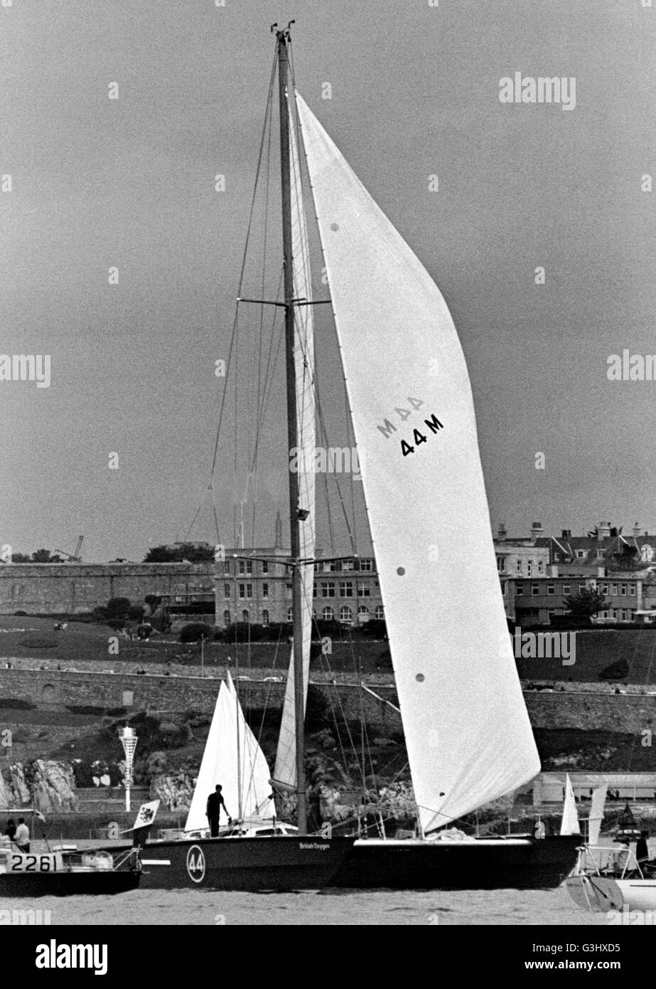 Nouvelles photos d'AJAX. 1974. PLYMOUTH, ANGLETERRE - Round Britain Race. ROBIN KNOX JOHNSTON'S 70FT BRITISH OXYGEN CATAMARAN AU DÉPART DE LA COURSE À PLYMOUTH. PHOTO:JONATHAN EASTLAND/AJAX. REF : 740707/74 Banque D'Images