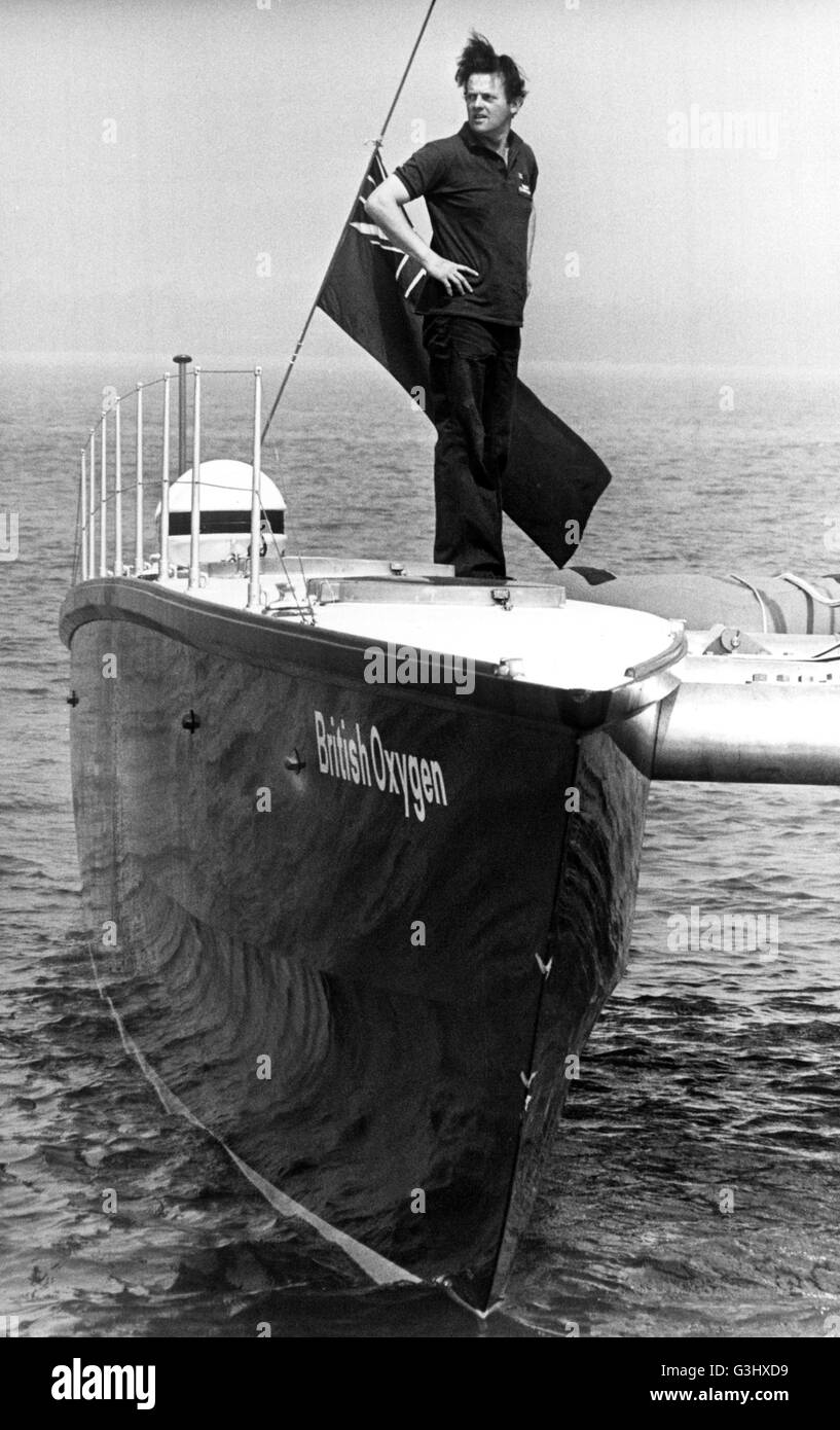 Nouvelles photos d'AJAX. 29ème avril 1974. SOLENT, ANGLETERRE - NOUVEAUX ESSAIS EN MER EN CATAMARAN - ROBIN KNOX JOHNSTON'S NEW 70FT BRITISH OXYGEN CATAMARAN SUR LES SENTIERS DE LA MER AU LARGE DE L'ÎLE DE WIGHT. GERRY BOXALL, PARTENAIRE DE ROBIN DANS L'entreprise considérée sur coque tribord. PHOTO:JONATHAN EASTLAND/AJAX REF:742113 Banque D'Images