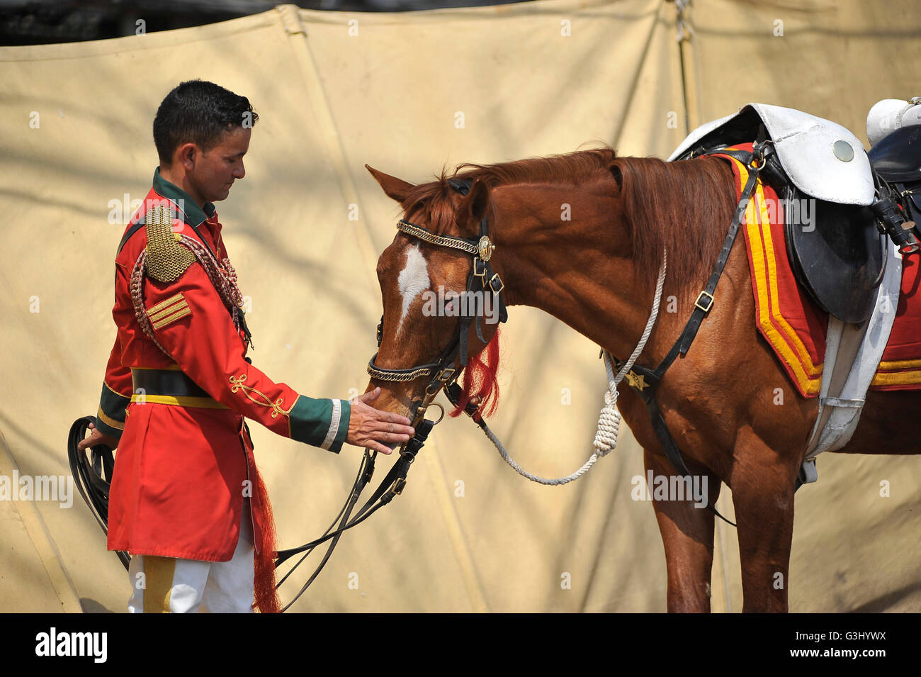 Katmandou, Népal. 07Th avr, 2016. Bénédiction de l'armée népalaise parade lors de son cheval avant de le 'Ghode Jatra ou festival de chevaux" célébrée à l'armée, Pavillon Tudikhel, Katmandou, Népal le 7 avril, 2016. © Narayan Maharjan/Pacific Press/Alamy Live News Banque D'Images