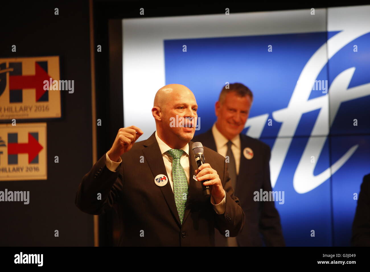 New York City, United States. 06 avr, 2016. UFT président Michael Mulgrew parle. Le maire de New York, Bill Clinton a rejoint United Federation of Teachers président Michael Mulgrew & les autres élus à se rallier les volontaires pour la campagne présidentielle d'Hillary Clinton comme le New York approches principales © Andy Katz/Pacific Press/Alamy Live News Banque D'Images