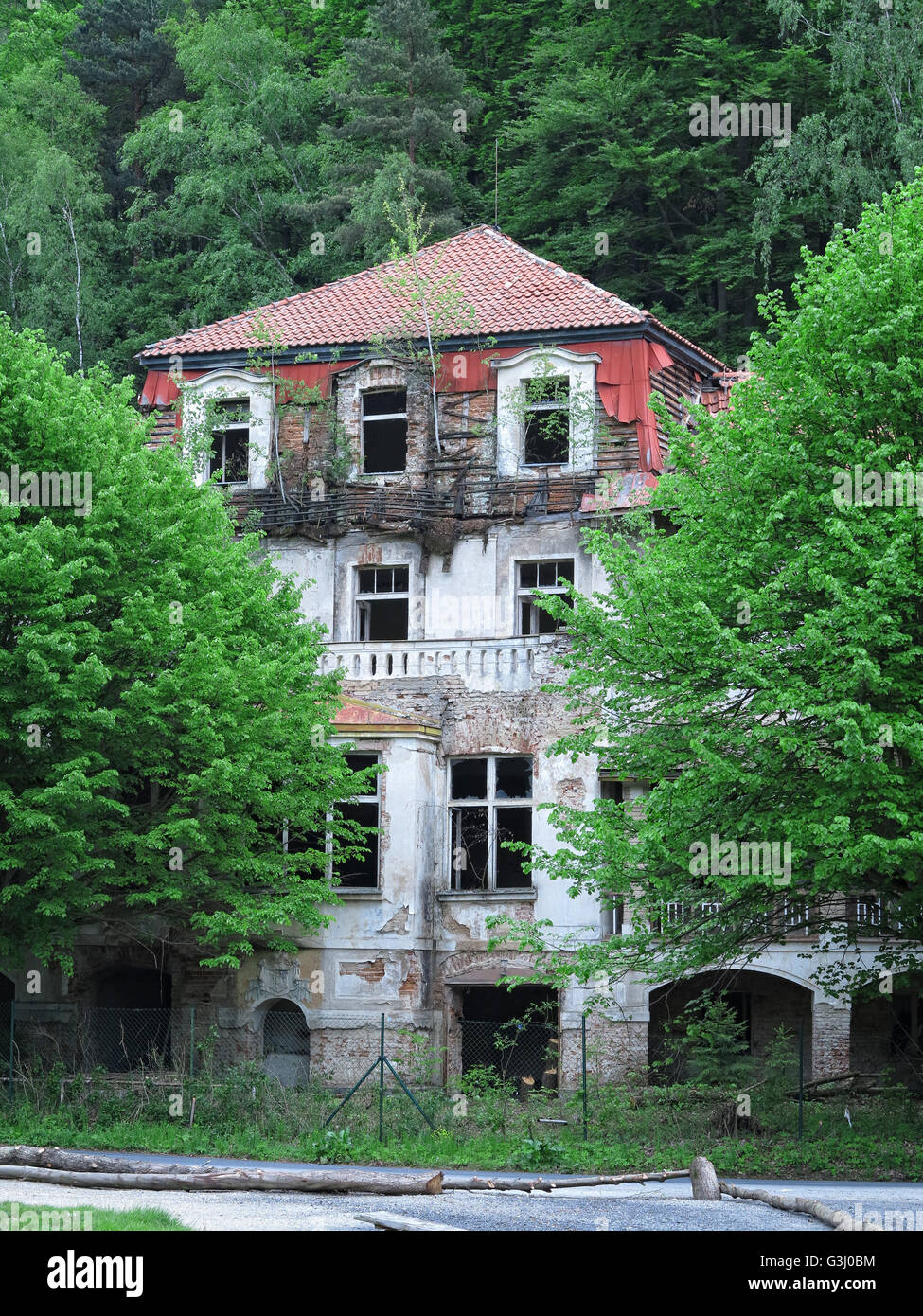 Ruines de l'hôtel abandonné Harasov Banque D'Images
