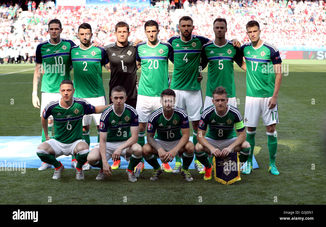 Groupe de l'équipe de l'Irlande du Nord : (L-R) Deuxième rangée - Kyle Lafferty, Conor McLaughlin, Michael McGovern, Craig Cathcart, Gareth McAuley, Jonny Evans et Paddy McNair. Front Row - Chris Baird, Shane Ferguson, Oliver Norwood et Steven Davis avant l'UEFA Euro 2016, Groupe C match au stade de Nice, Nice. Banque D'Images