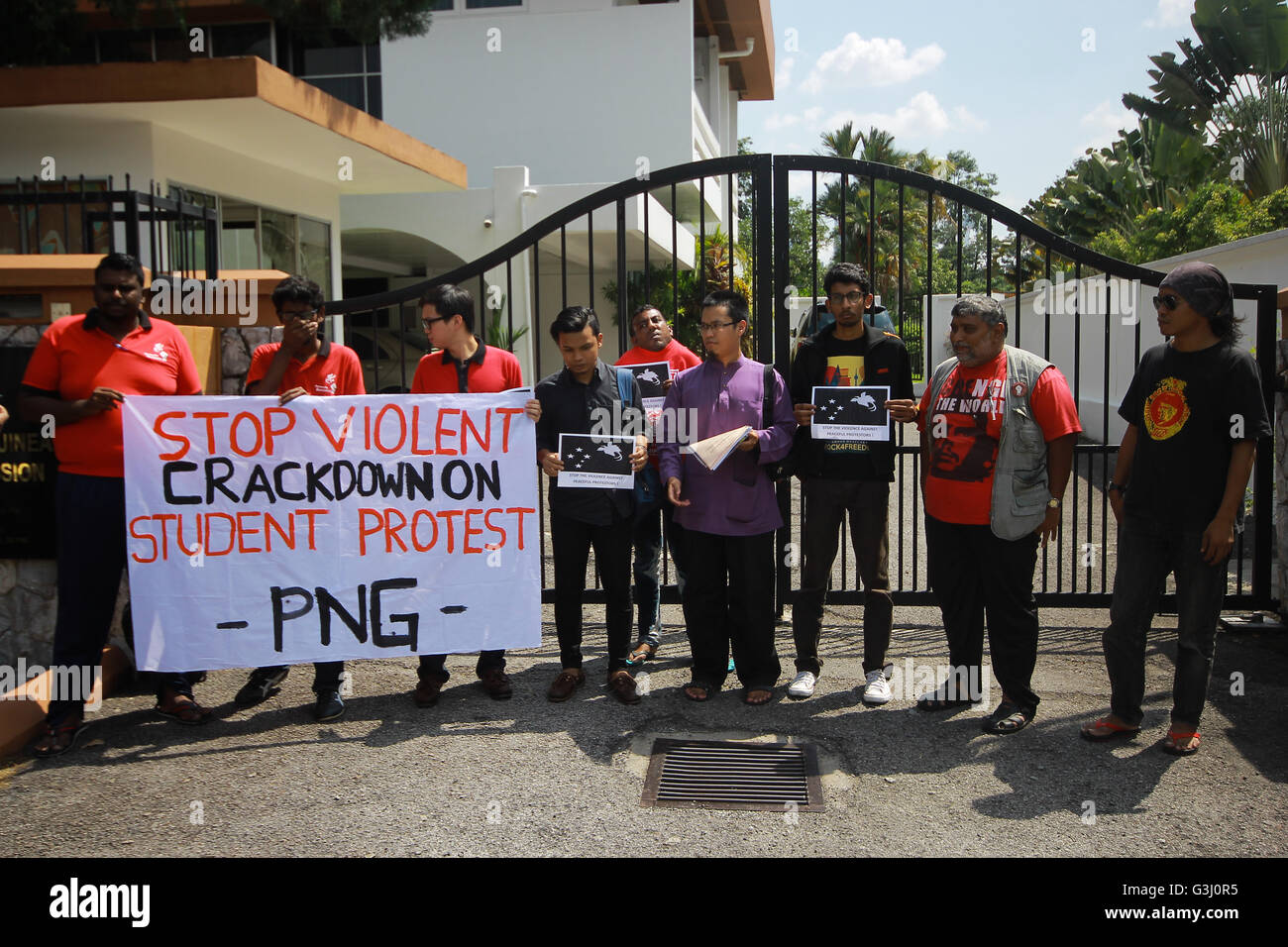 Kuala Lumpur, Malaisie. 10 Juin, 2016. Citoyens malaisiens se rassembler devant de la Papouasie-Nouvelle-Guinée High Commission de condamner violente répression par le gouvernement de la Papouasie-Nouvelle-Guinée (PNG), contre des manifestations d'étudiants à Port Moresby. © Ady Abd Ropha/Pacific Press/Alamy Live News Banque D'Images