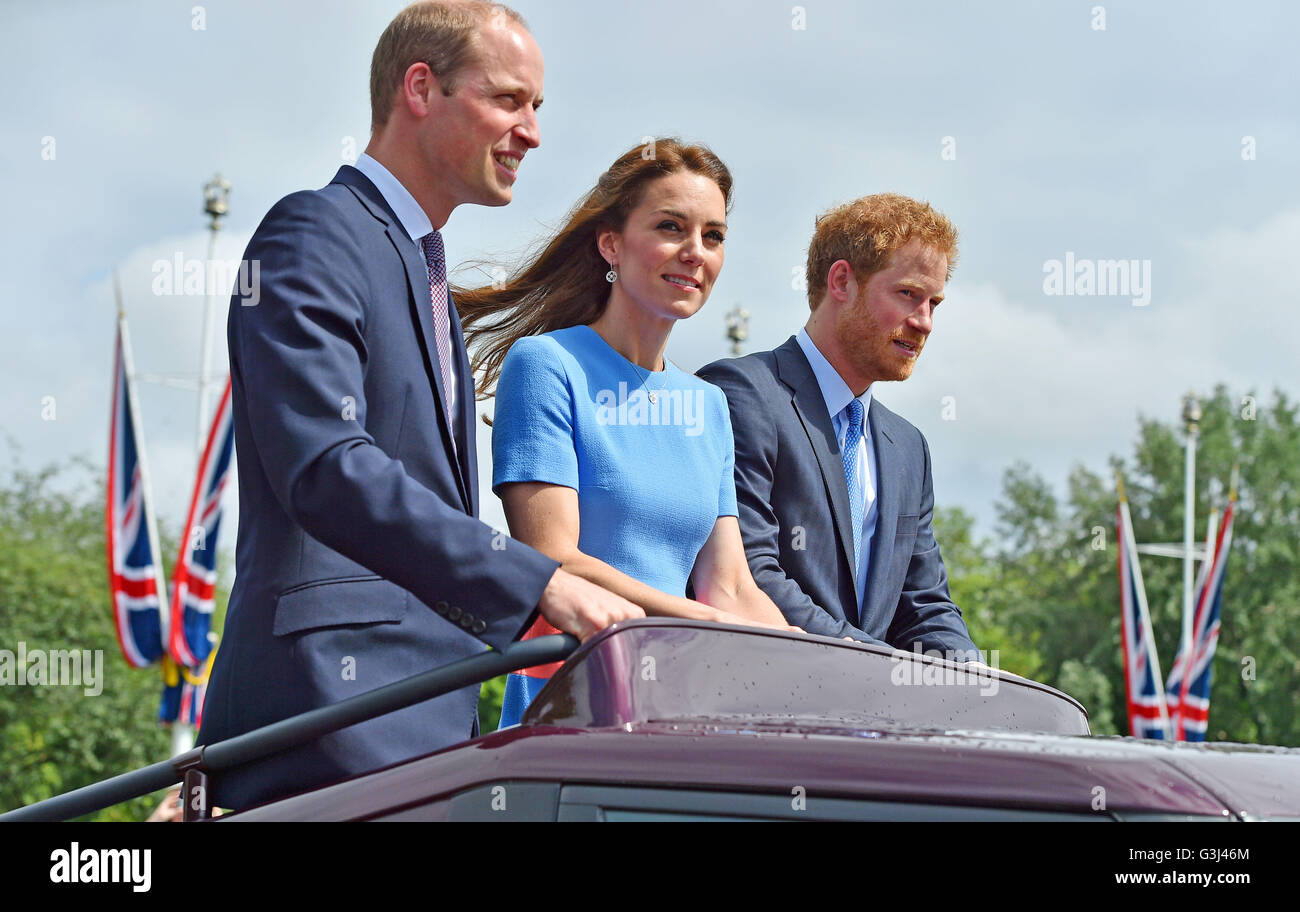 Le duc et la duchesse de Cambridge et le prince Harry font leur chemin vers le bas le centre commercial d'un Range Rover en tête, pendant le déjeuner du patron dans le centre de Londres en l'honneur du 90e anniversaire de la Reine. Banque D'Images