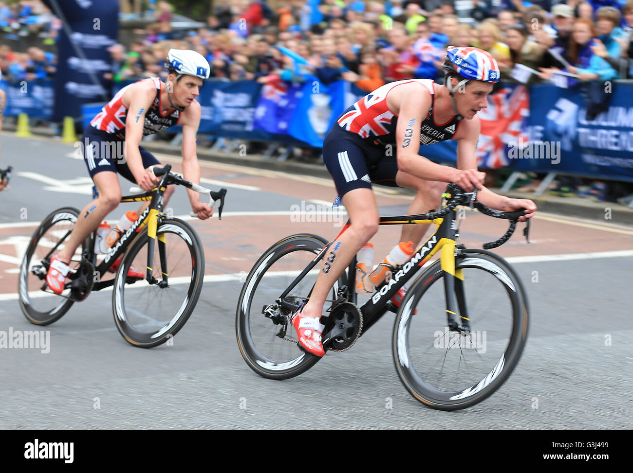 La Société Britannique Alistair Brownlee (à droite) mène son frère Jonathan (à gauche) sur son chemin pour gagner la UIT Hommes Élite Série mondiale de triathlon à Leeds. ASSOCIATION DE PRESSE Photo. Photo date : dimanche 12 juin 2016. Crédit photo doit se lire : Nigel Français/PA Wire Banque D'Images