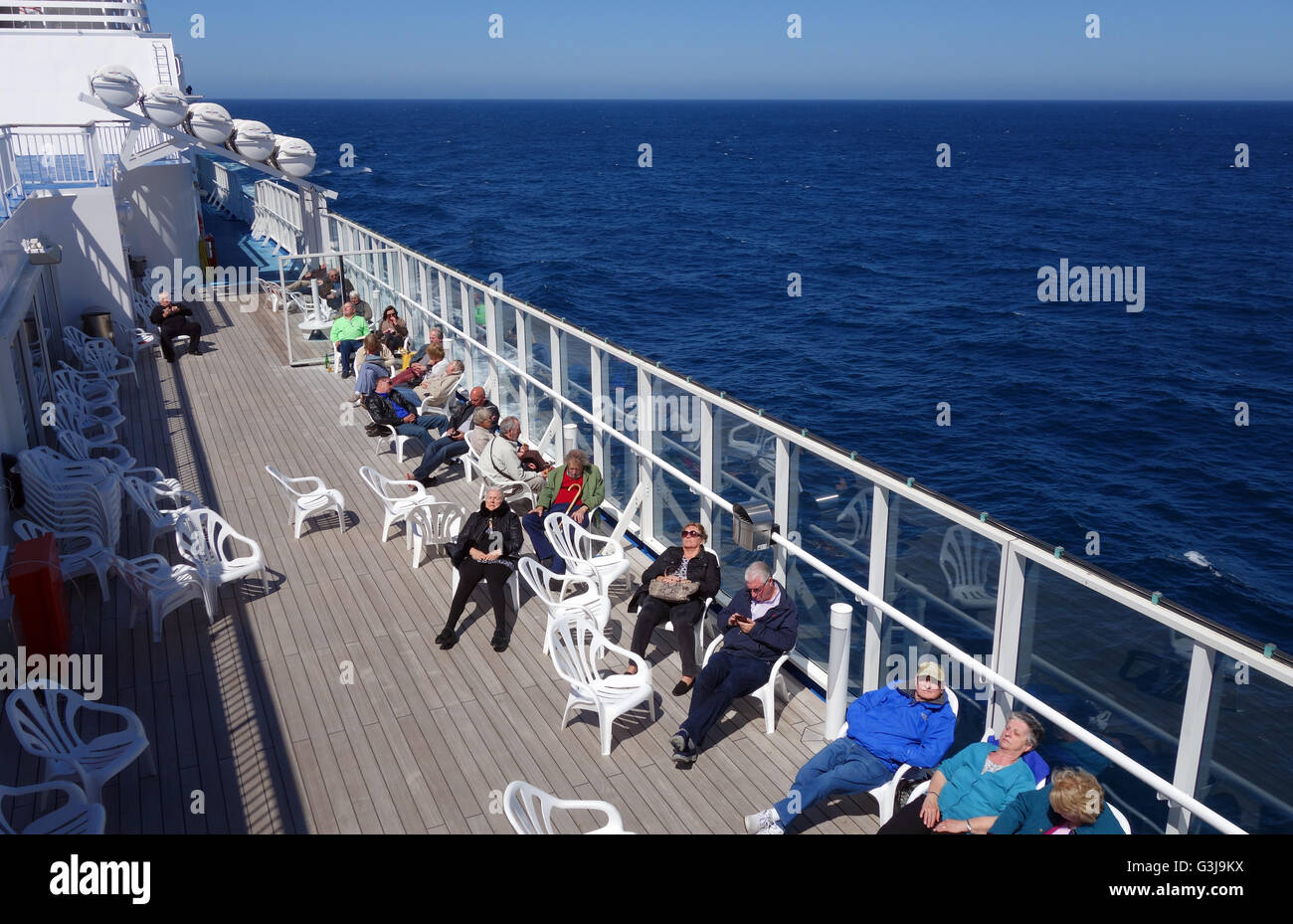 Les passagers assis sur le pont de la Brittany Ferries MV Pont-Aven cruiseferry naviguant entre Portsmouth et Santander. Banque D'Images