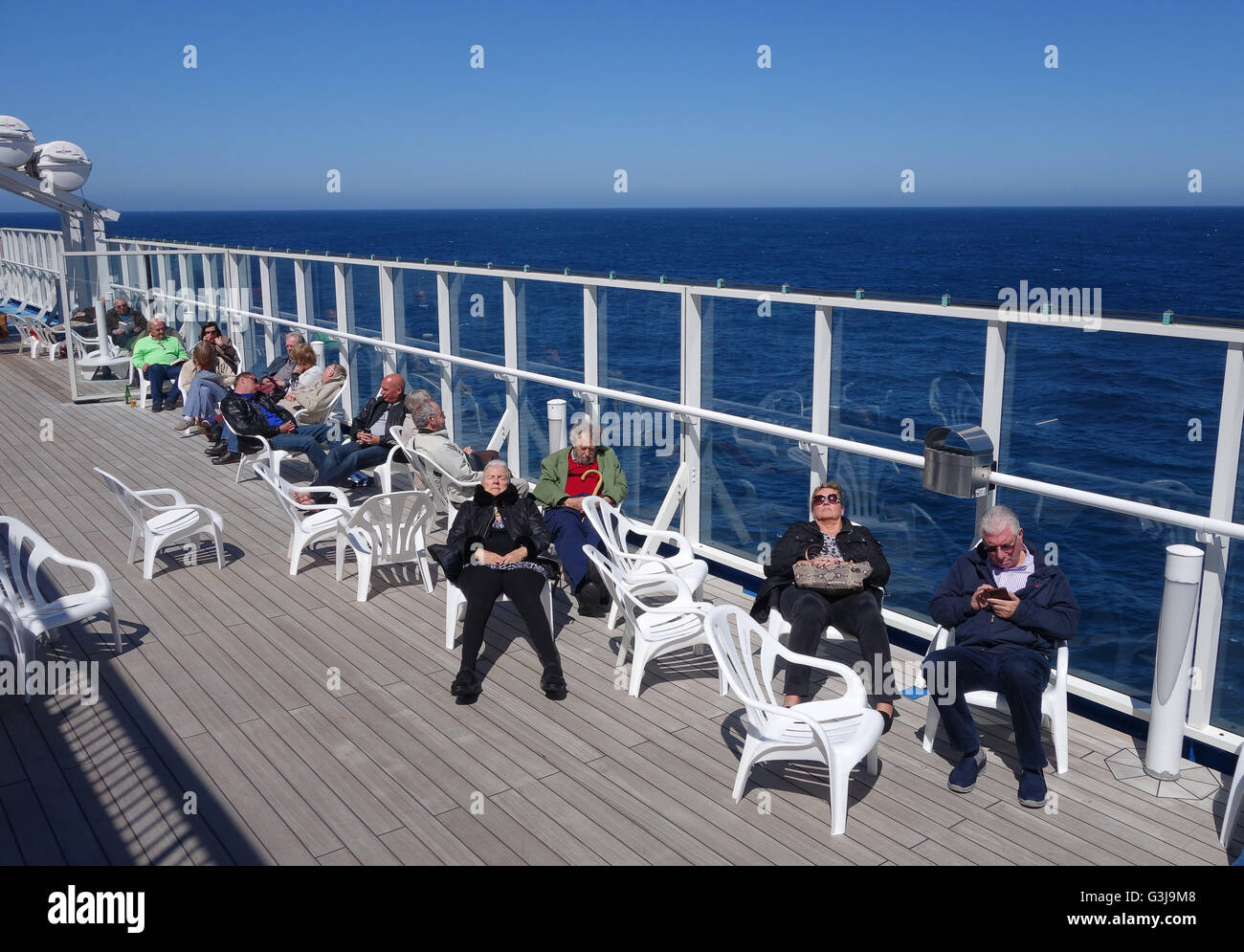 Les passagers assis sur le pont de la Brittany Ferries MV Pont-Aven cruiseferry naviguant entre Portsmouth et Santander. Banque D'Images