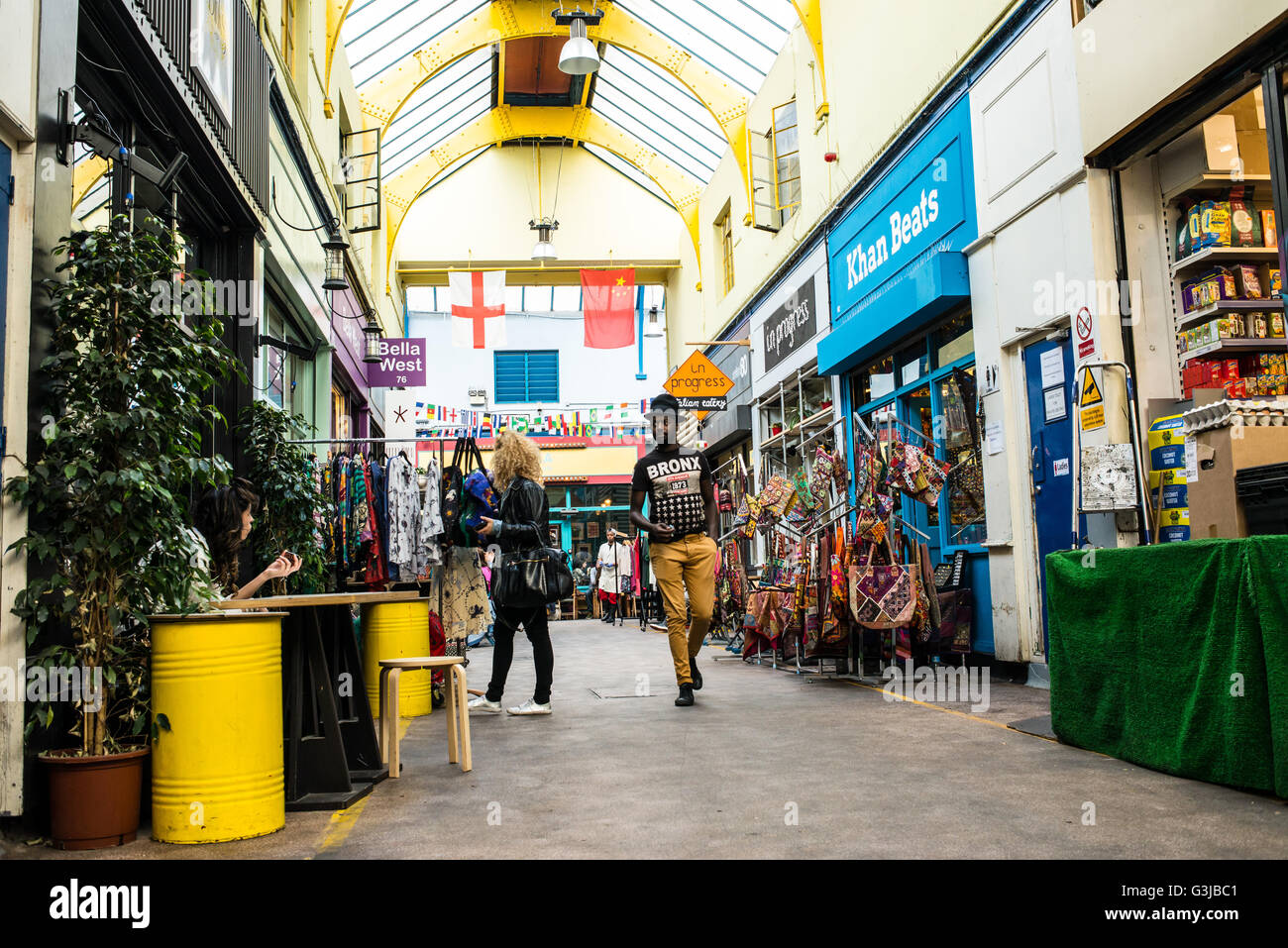 Les gens de shopping dans le Village, Marché intérieur Brixton une communauté multiculturelle marché avec magasins et restaurants indépendants Banque D'Images