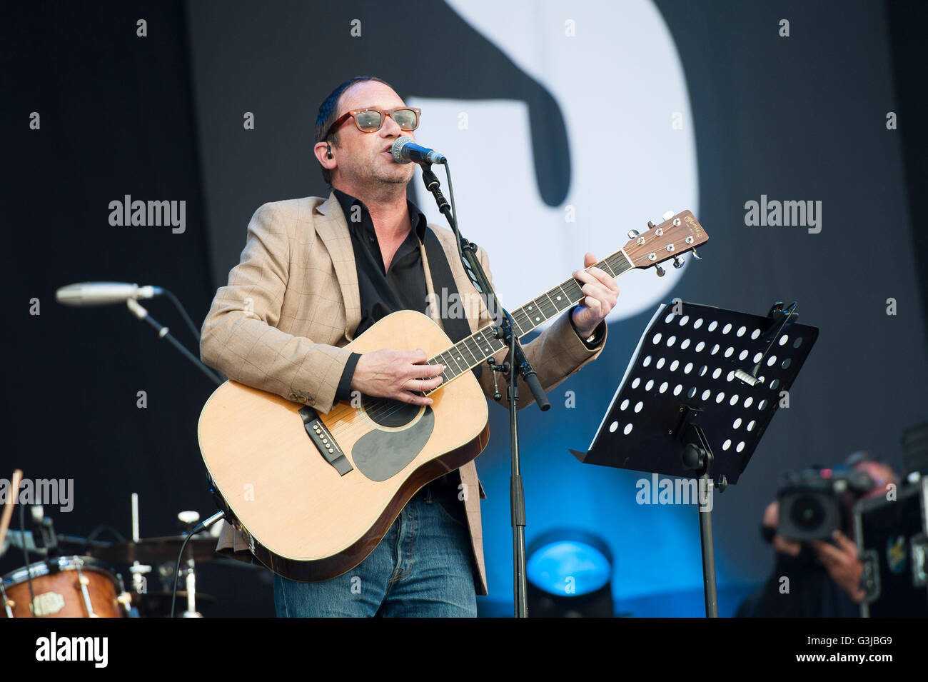 Simon Fowler de Ocean Colour Scene il se produit sur scène à l'île de Wight Festival, Seaclose Park Newport, île de Wight. Banque D'Images