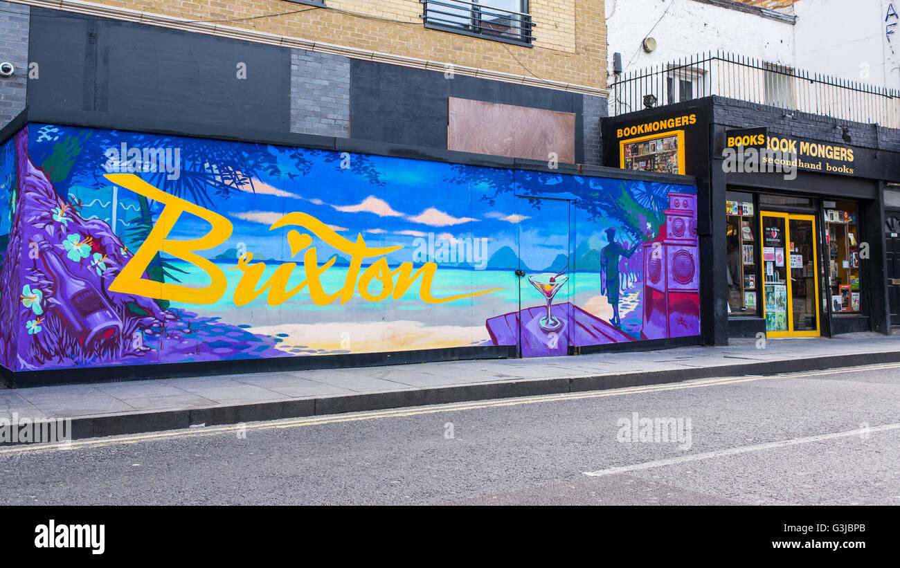 Grande unité murale graffiti avec le mot Brixton écrit sur un fond peint avec plage tropicale et cocktail. Banque D'Images