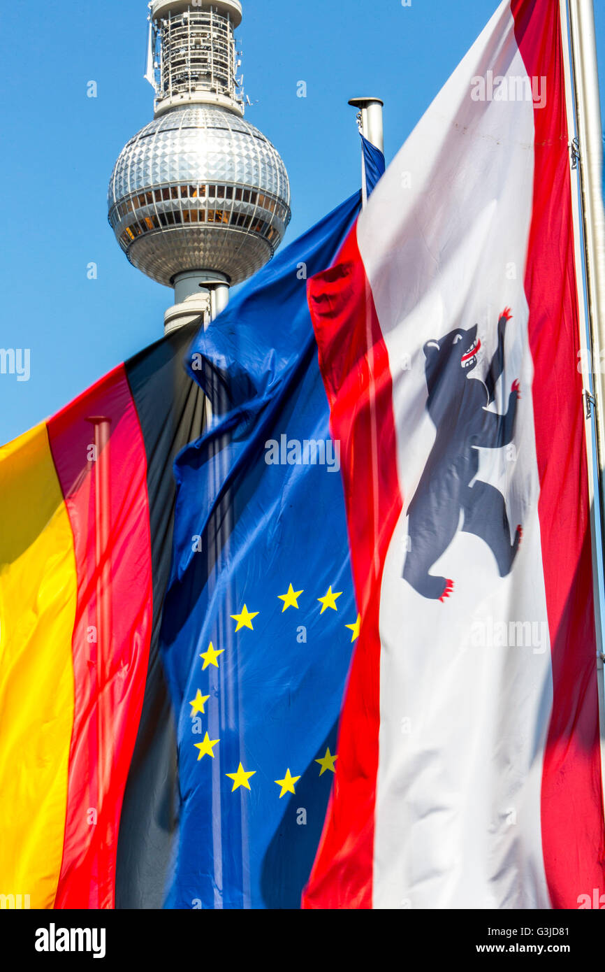 Tour de télévision de Berlin, place Alexander, drapeaux de l'Allemagne, l'Europe, Berlin, Banque D'Images