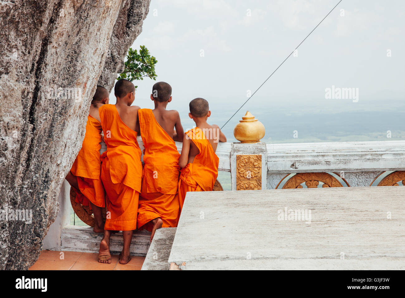 Krabi, Thaïlande - 10 Avril 2016 : les moines novices sont l'observation de la colline Tiger Cave Temple sur la montagne à Krabi Banque D'Images