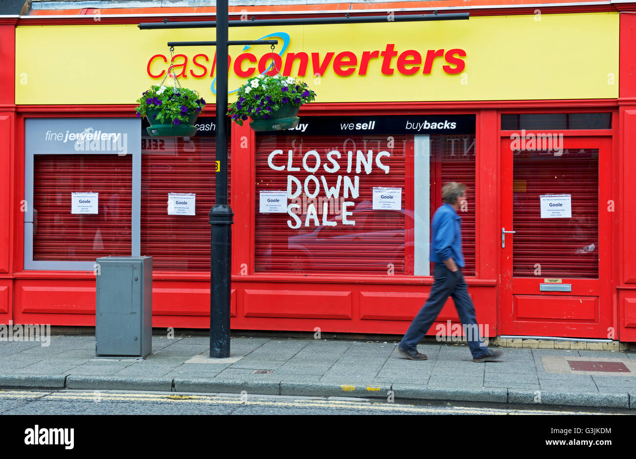 Homme marchant passé une branche d'argent Convertisseurs, maintenant s'arrêter, en Angleterre, Royaume-Uni Banque D'Images