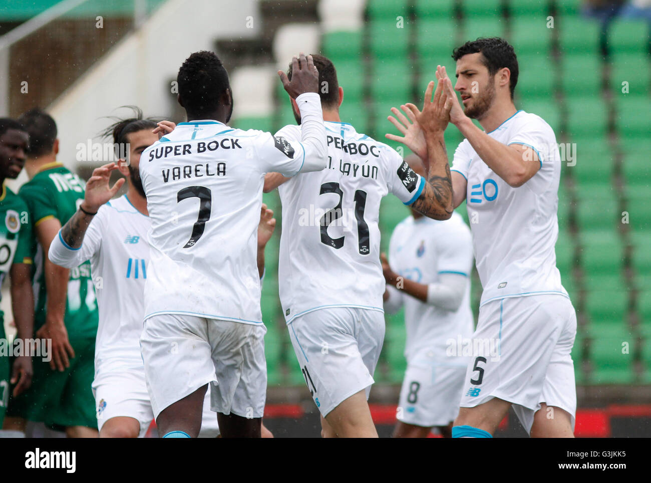 Vila Do Conde, Portugal. 07Th Mai, 2016. Porto's Mexican Layún(C) célèbre son but avec coéquipiers contre Rio Ave au cours de la Ligue portugaise, à Rio Ave stadium, à Vila do Conde. Porto a gagné 3-1. © Mauro Ujetto/Pacific Press/Alamy Live News Banque D'Images