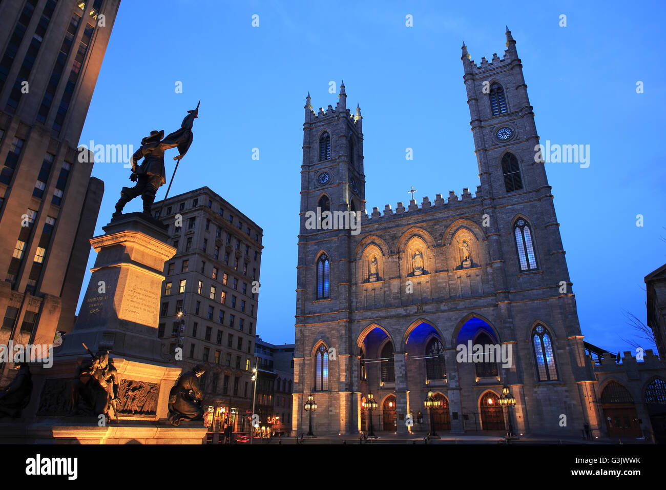 La vue de nuit sur la Place d'armes avec la Basilique Notre-Dame et Monument Maisonneuve en premier plan dans le Vieux Montréal. Québec,Canada Banque D'Images