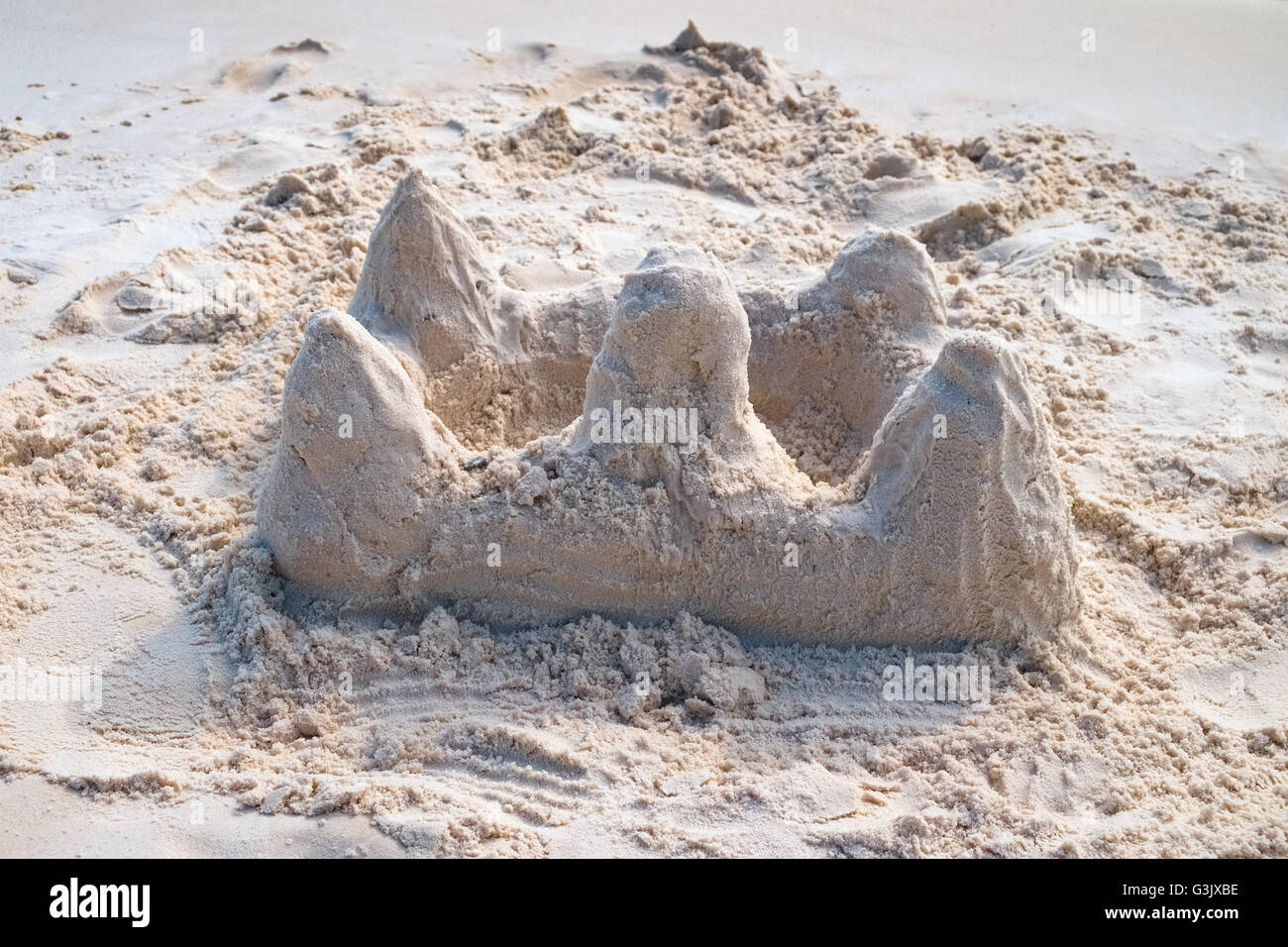 Château de sable sur la plage de sable blanc tropicales Banque D'Images