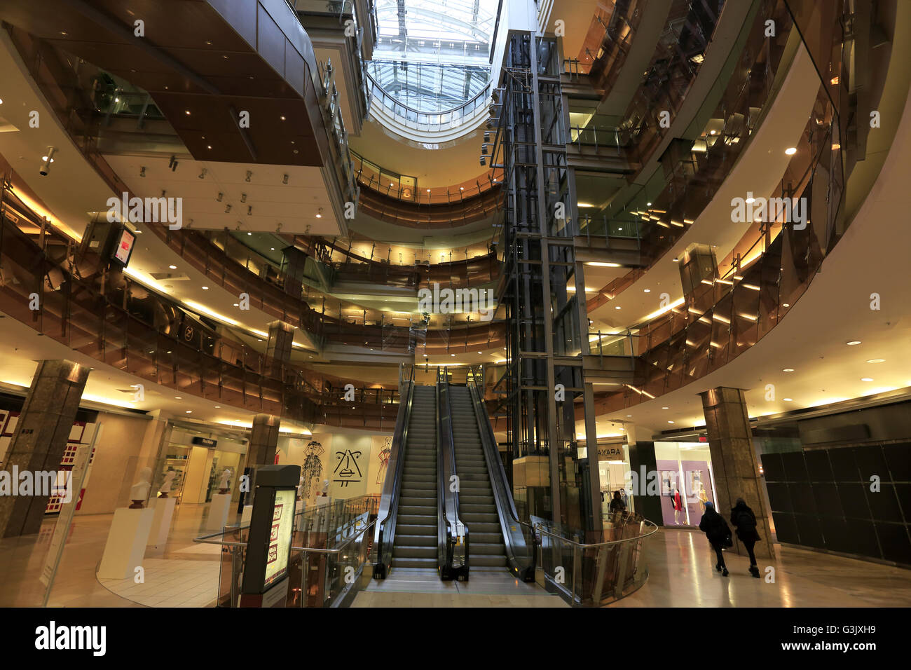 Vue de l'intérieur du Complexe Les Ailes, au centre-ville de Montréal ...