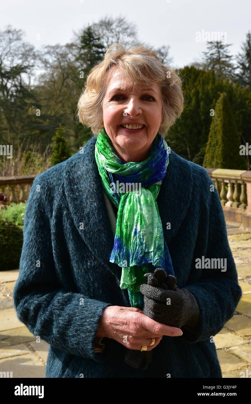 Hillsborough, Royaume-Uni. Apr 21, 2016. L'actrice Penelope Keith présents durant une salve de 21 a eu lieu dans l'enceinte de la résidence de la Reine d'Irlande, Magazinez Hillsborough Castle pour marquer le 90e anniversaire de Sa Majesté © Mark Winter/Pacific Press/Alamy Live News Banque D'Images