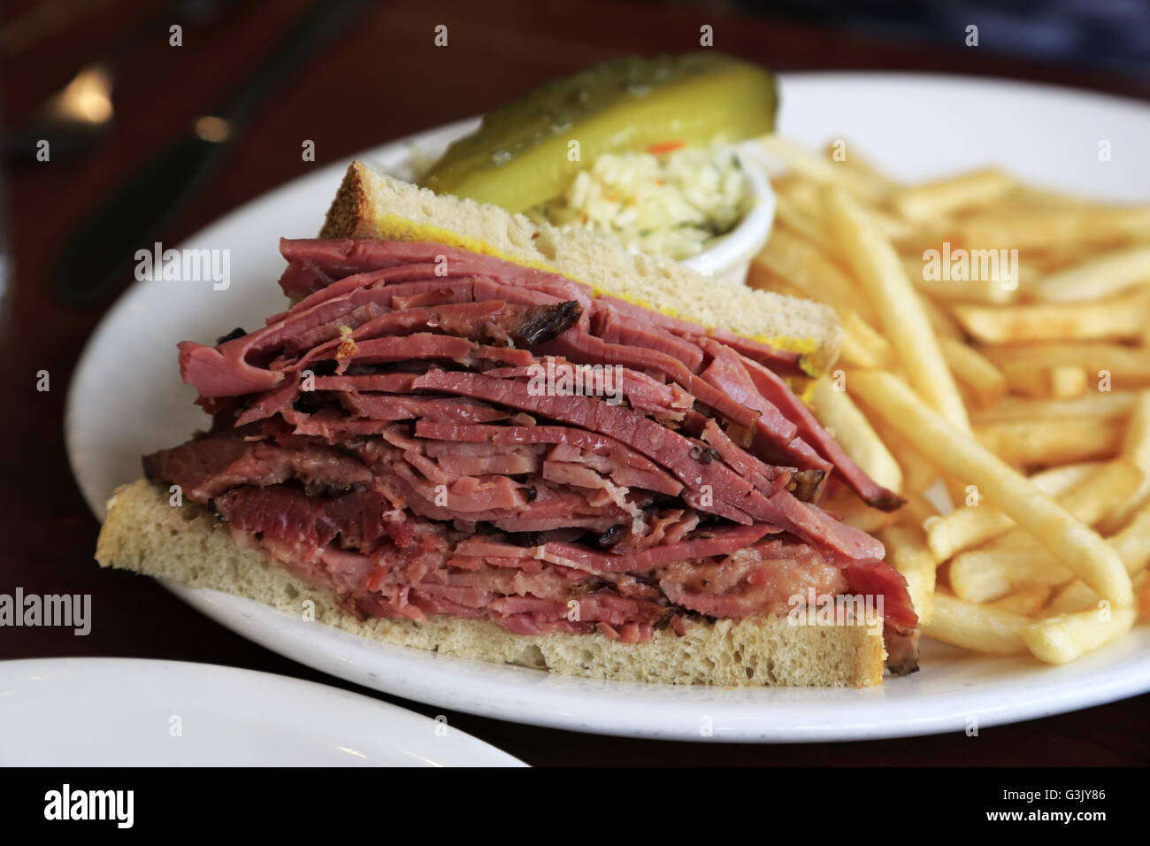 Montréal un sandwich au bœuf fumé servi dans un restaurant local. Montréal Québec Canada Banque D'Images