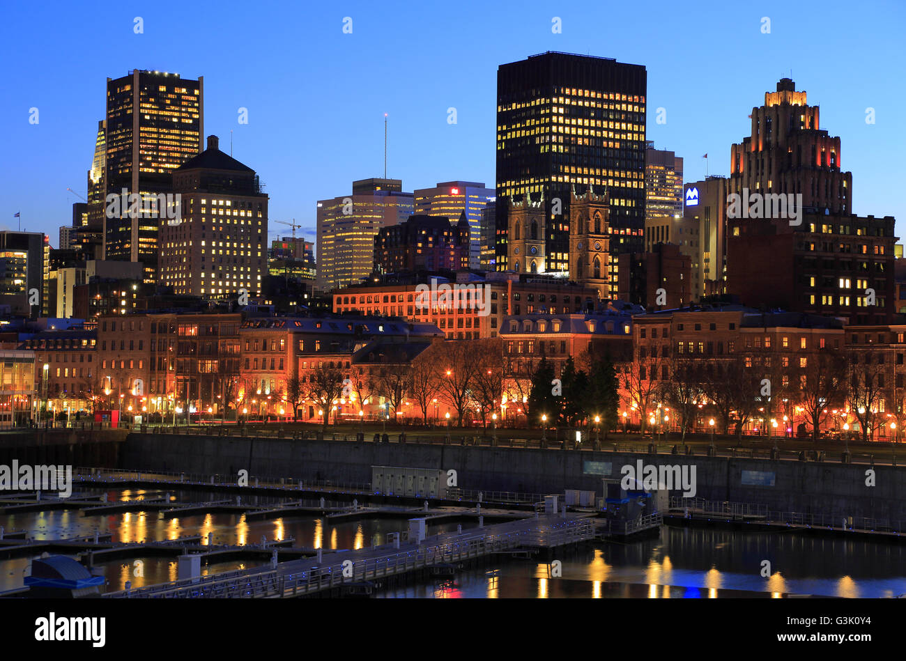 La vue nocturne du Vieux Port de Montréal avec le centre-ville de Montréal en arrière-plan.Montréal Québec Canada Banque D'Images