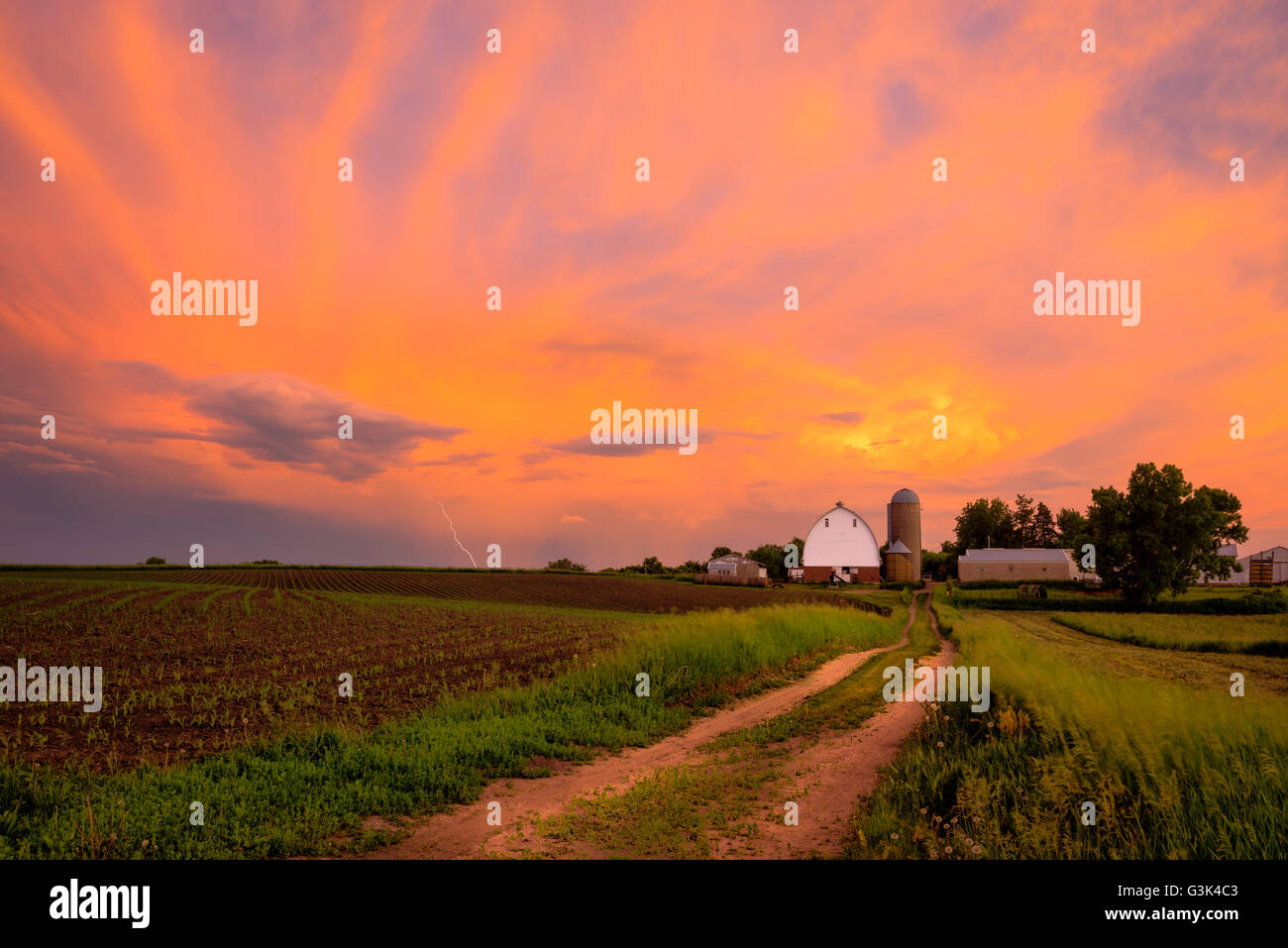 Après le coucher du soleil de l'été sur une ferme du centre-ouest de l'orage. Banque D'Images