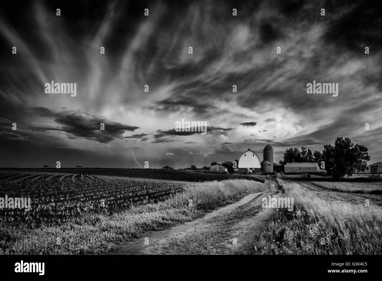 Après le coucher du soleil de l'été sur une ferme du centre-ouest de l'orage. Banque D'Images