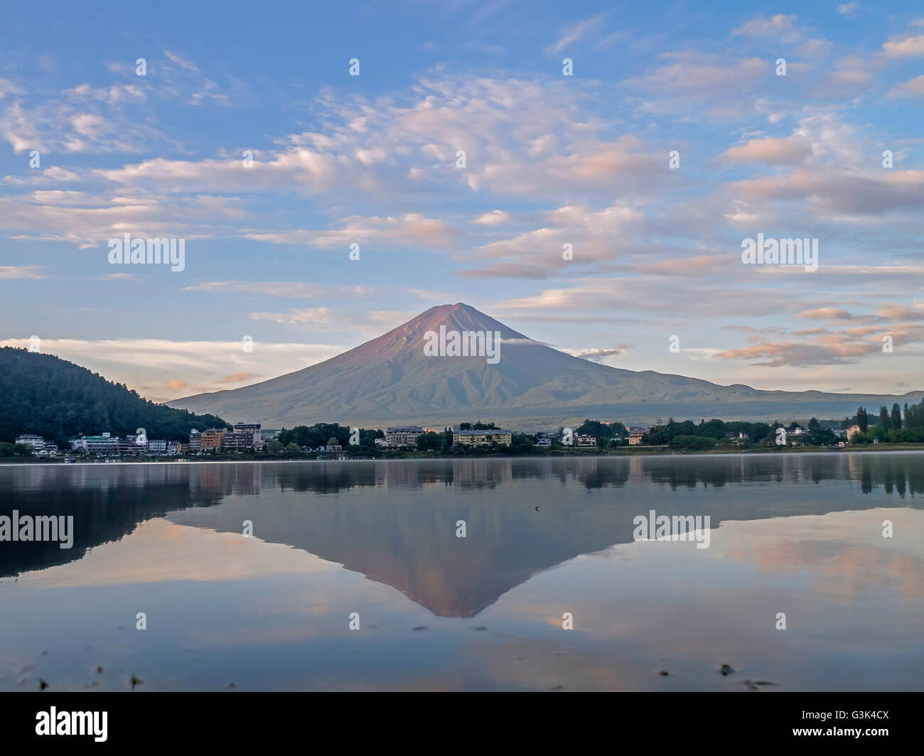 Le célèbre Mont Fuji au lac Kawaguchi, l'incandescence du matin Banque D'Images