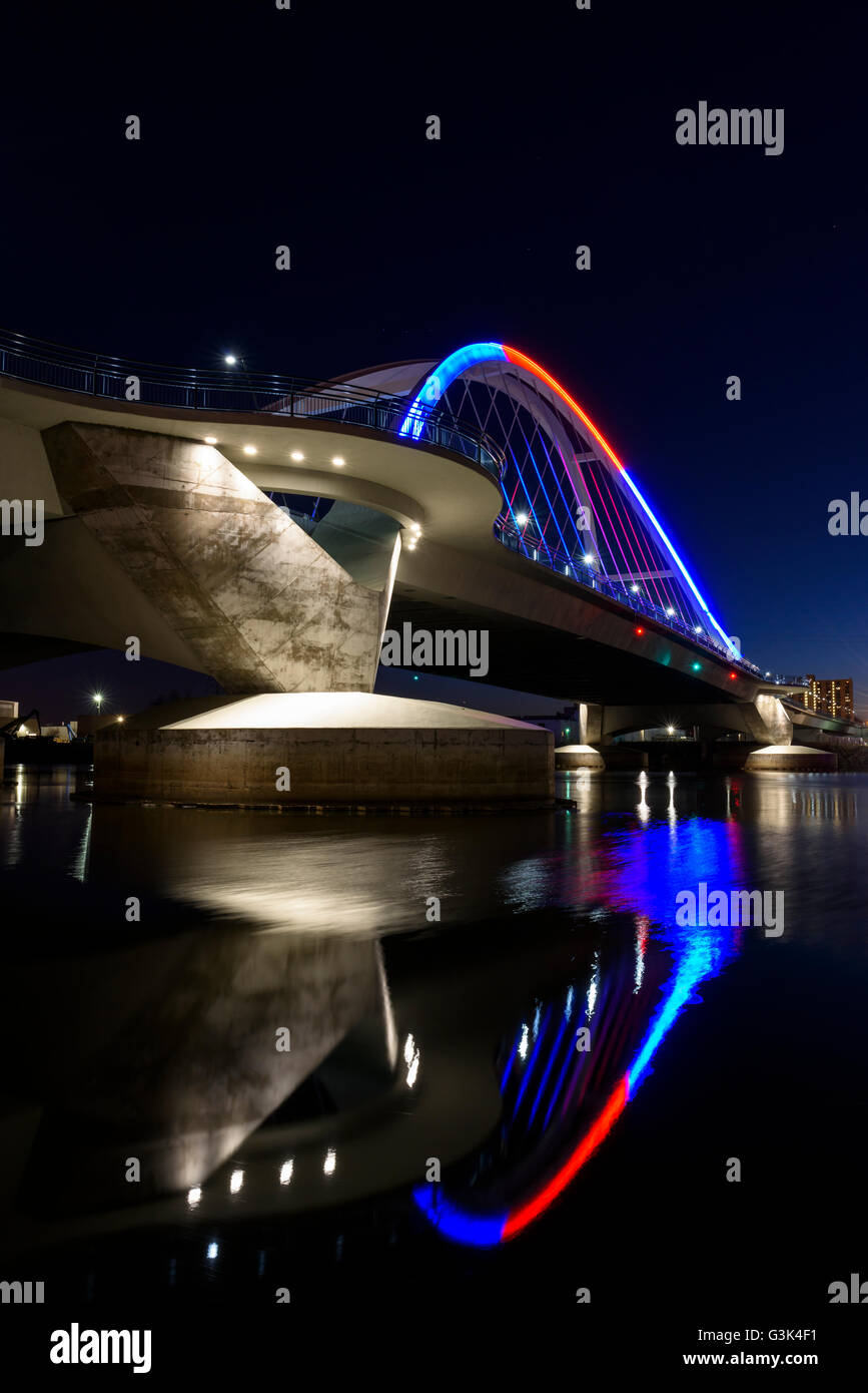 Lowry Avenue Bridge à Minneapolis, au Minnesota, au crépuscule avec l'éclairage bleu et rouge. Banque D'Images