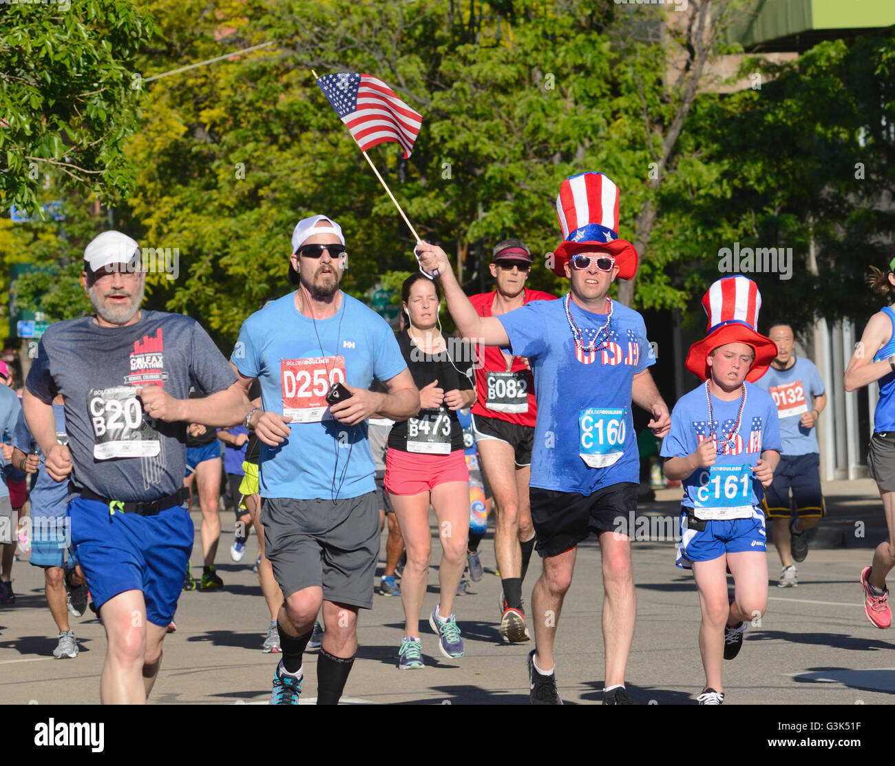 Coureurs et marcheurs participent à la 2016 Bolder Boulder 10K. Plus de 50 000 y participent chaque année. Banque D'Images