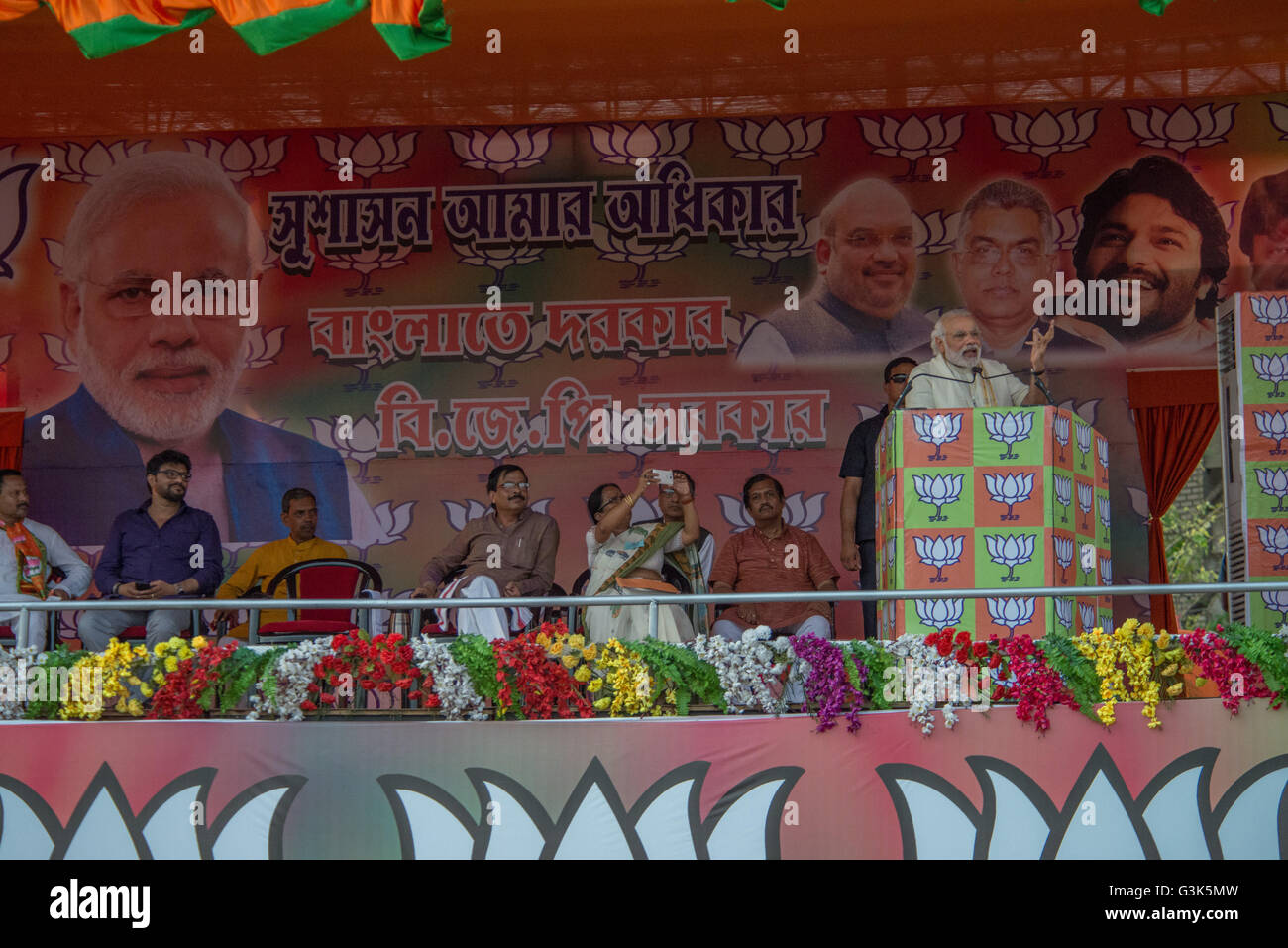 Asansol, Inde. 07Th avr, 2016. Le premier ministre de l'Inde, Shri Narendra Modi, gestes au cours d'une réunion publique organisée par le Bharatiya Janata Party (BJP) d'avance sur l'état du Bengale-occidental campagne électorale en Asansol. © Debajyoti Das/Pacific Press/Alamy Live News Banque D'Images