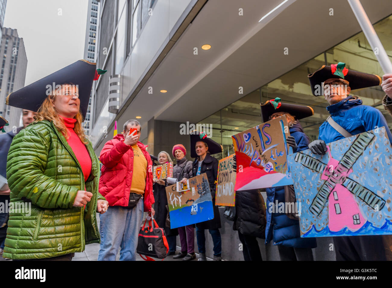 New York, États-Unis. 09 avr, 2016. L'avocat new-yorkais, les groupes et les étudiants se sont réunis lors d'un rassemblement à l'extérieur de l'hôtel Hilton Midtown Hotel d'appeler Maire de Blasio et le gouverneur Andrew Cuomo de prendre des engagements concrets pour l'éolien offshore de la génération. Maire de Blasio est actuellement l'examen des options pour l'alimentation de tous les édifices de la ville à partir de sources d'énergie renouvelable, et devrait faire une déclaration de haut niveau sur sa stratégie pour atteindre cet objectif lors de la Journée de la Terre, le 22 avril. © Erik Mc Gregor/Pacific Press/Alamy Live News Banque D'Images