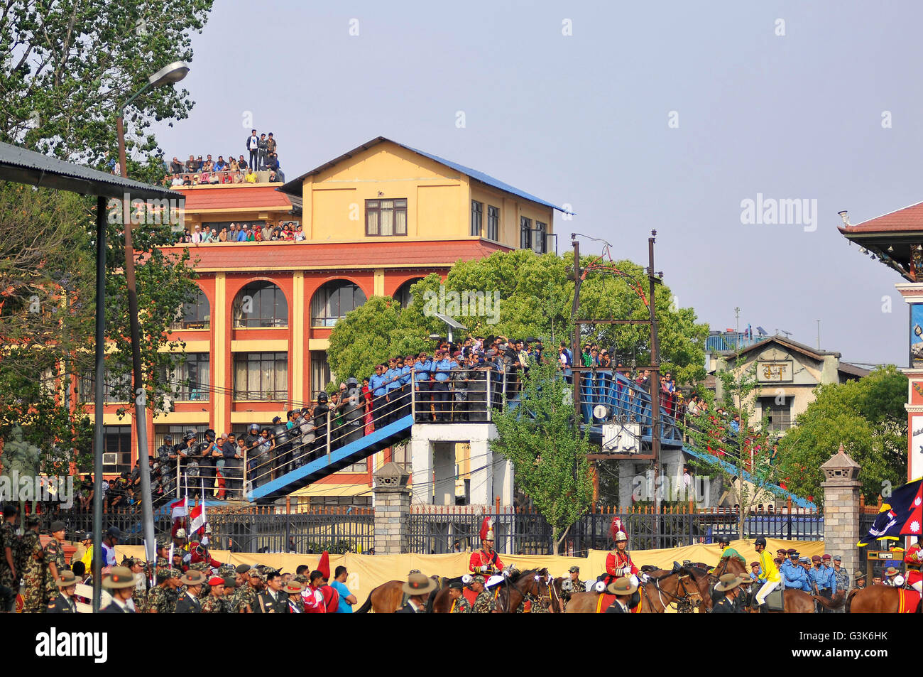 Katmandou, Népal. 07Th avr, 2016. Ghode Jatra Népal regarder les gens ou le 'festival de chevaux" célébrée à l'armée, Pavillon Tudikhel, Katmandou, Népal le 7 avril, 2016. © Narayan Maharjan/Pacific Press/Alamy Live News Banque D'Images