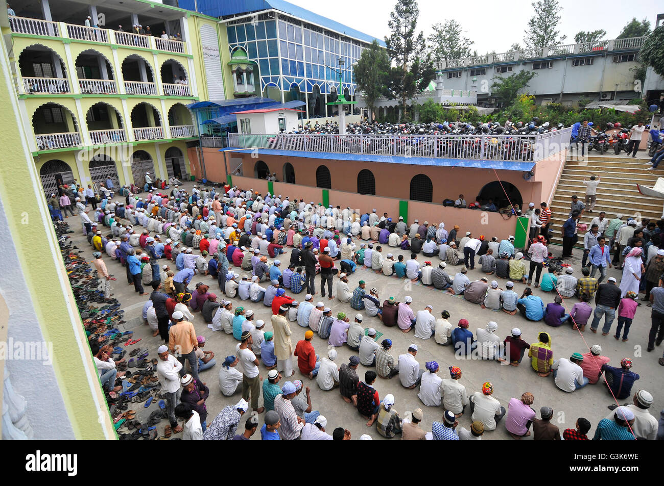 Katmandou, Népal. 10 Juin, 2016. Des milliers de Musulmans népalais offrant prière rituelle sur le premier vendredi du Ramadan à la mosquée de Jame. Le Ramadan est le neuvième mois du calendrier islamique. Pendant le mois du Ramadan, les musulmans jeûnent de l'aube au crépuscule dans le monde entier. © Narayan Maharjan/Pacific Press/Alamy Live News Banque D'Images