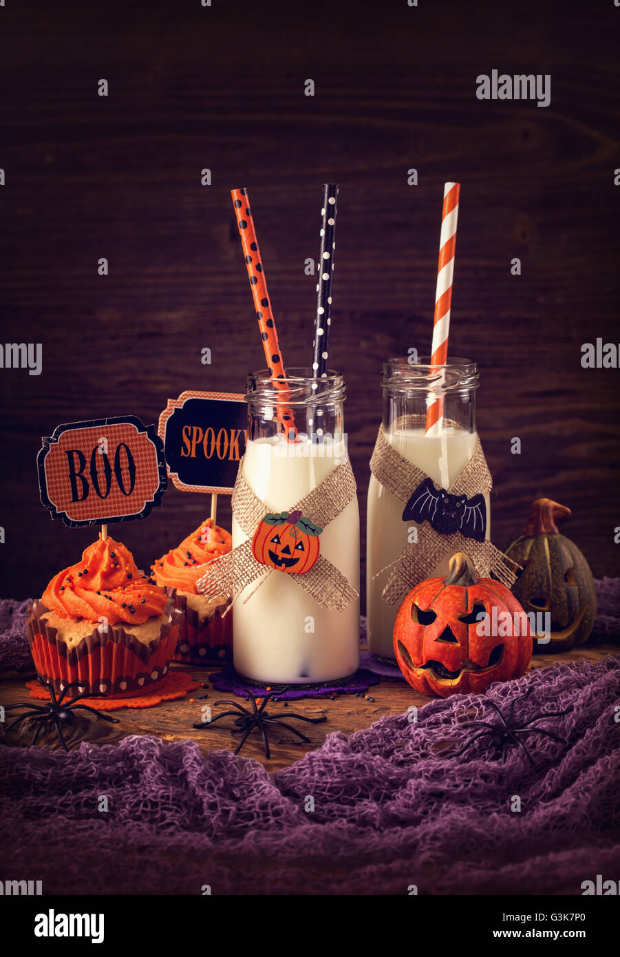 Cupcakes avec du lait pour Halloween party Banque D'Images