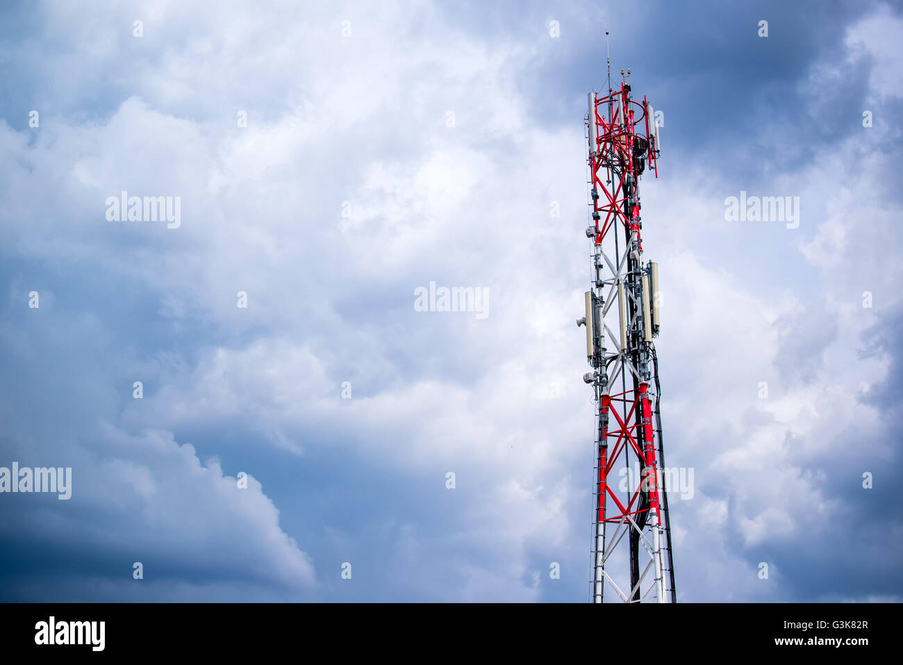 Téléphone mobile GSM réseau antenne communication contre ciel nuageux Banque D'Images