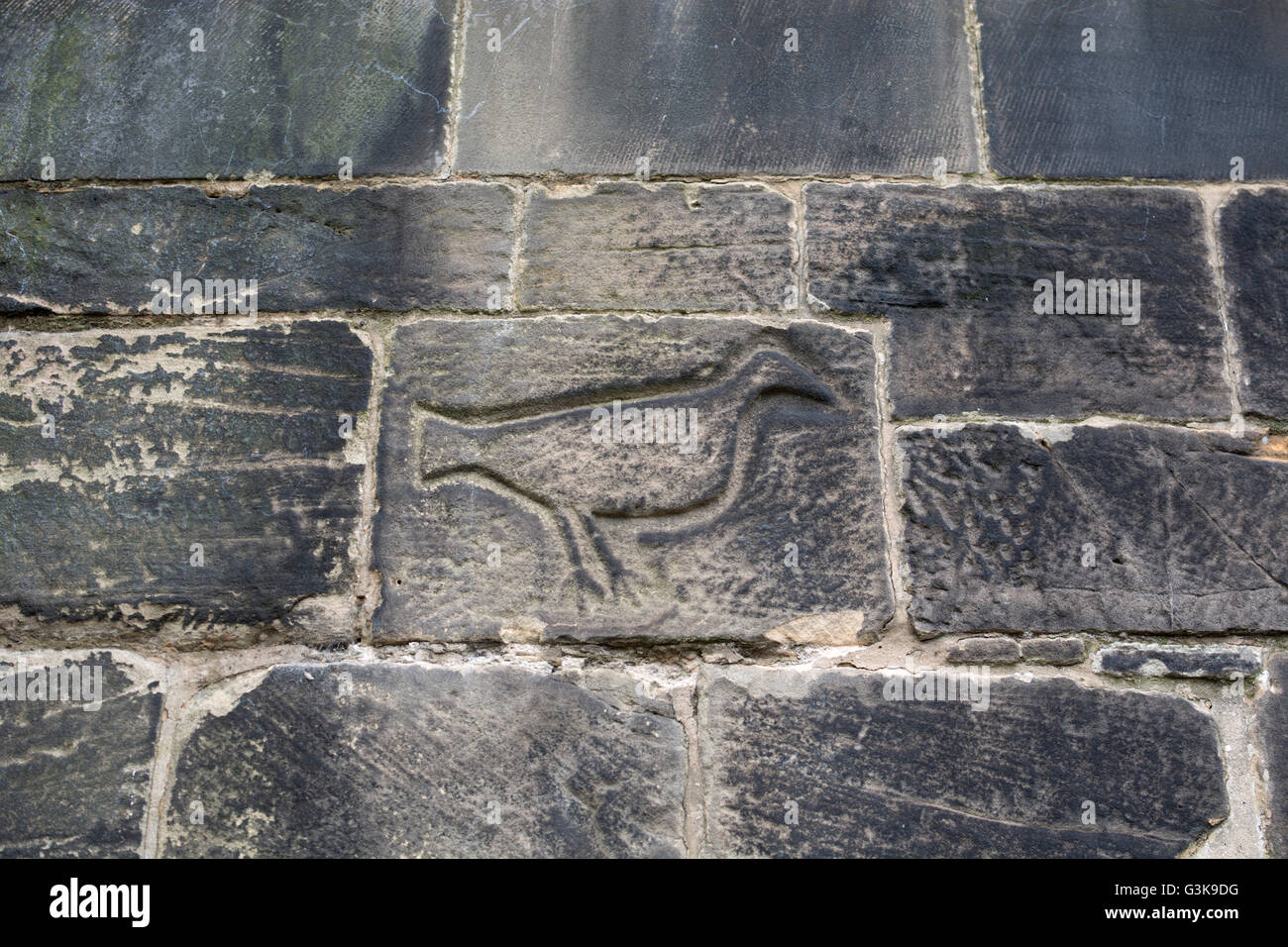 Sur l'extérieur de la sculpture Raven Saint Pierre et Saint Paul Church, Ormskirk, Lancashire, England, UK Banque D'Images