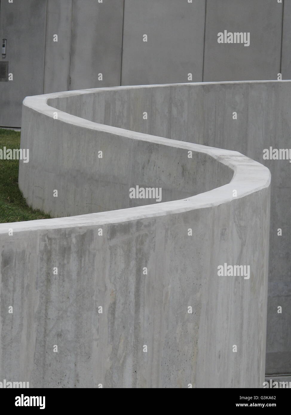 Mur de béton en forme de 'S' Banque D'Images