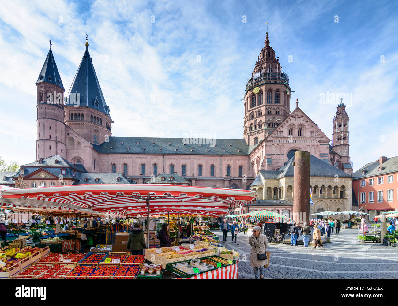 Cathédrale Saint-Martin , pilier Heunensäule et marché hebdomadaire, l'Allemagne, Rheinland-Pfalz, Rhénanie-Palatinat, , Mainz Banque D'Images