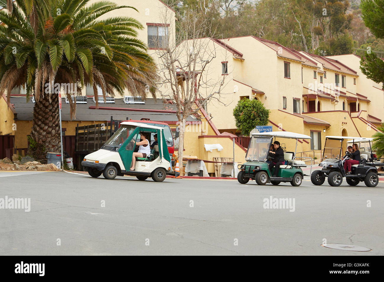 Matin école dirigée des voiturettes de golf à Avalon, Santa Catalina Island, Californie. Banque D'Images