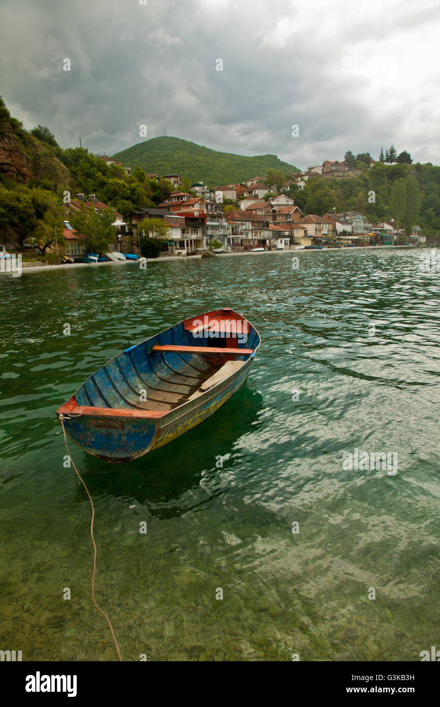 Voile sur le lac d'Ohrid en Macédoine Trpejca Village Banque D'Images