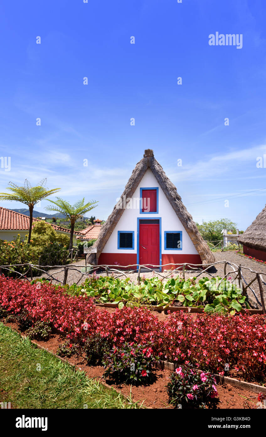 - Palheiros traditionnelles maisons triangulaires de chaume à Santana Madeira Banque D'Images